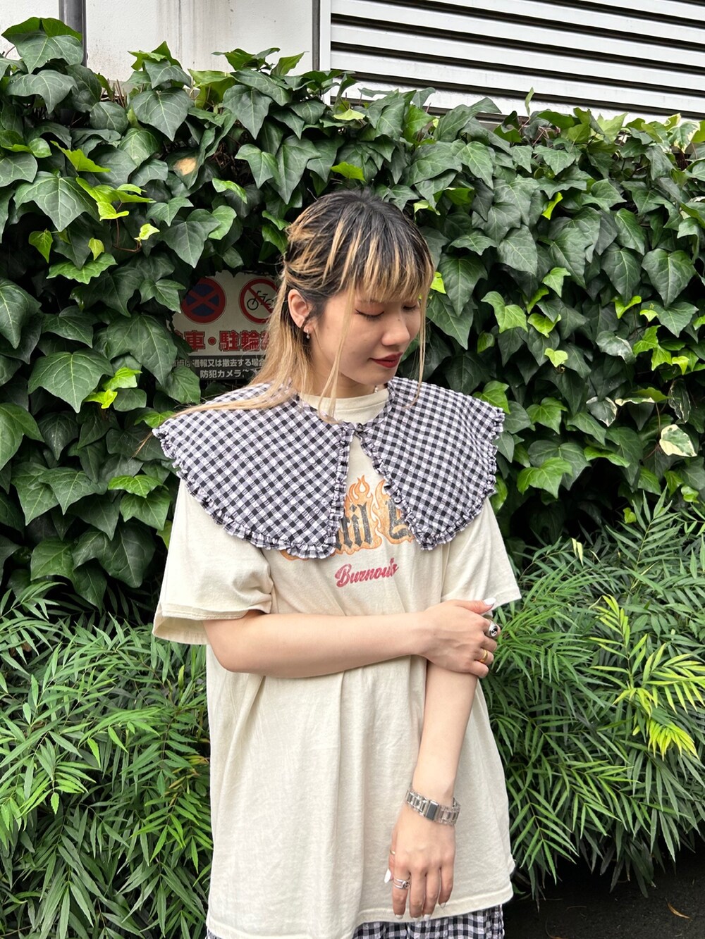 ブラック系のブーツ、パープル系のワンピース、ホワイト系のTシャツ/カットソーを着用したレディースの夏コーディネートの4枚目の写真