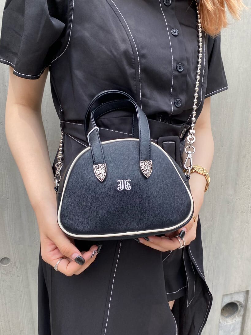 ブラック系のブーツ、ブラック系のワンピース、ブラック系のボストンバッグを着用したレディースの夏コーディネートの8枚目の写真