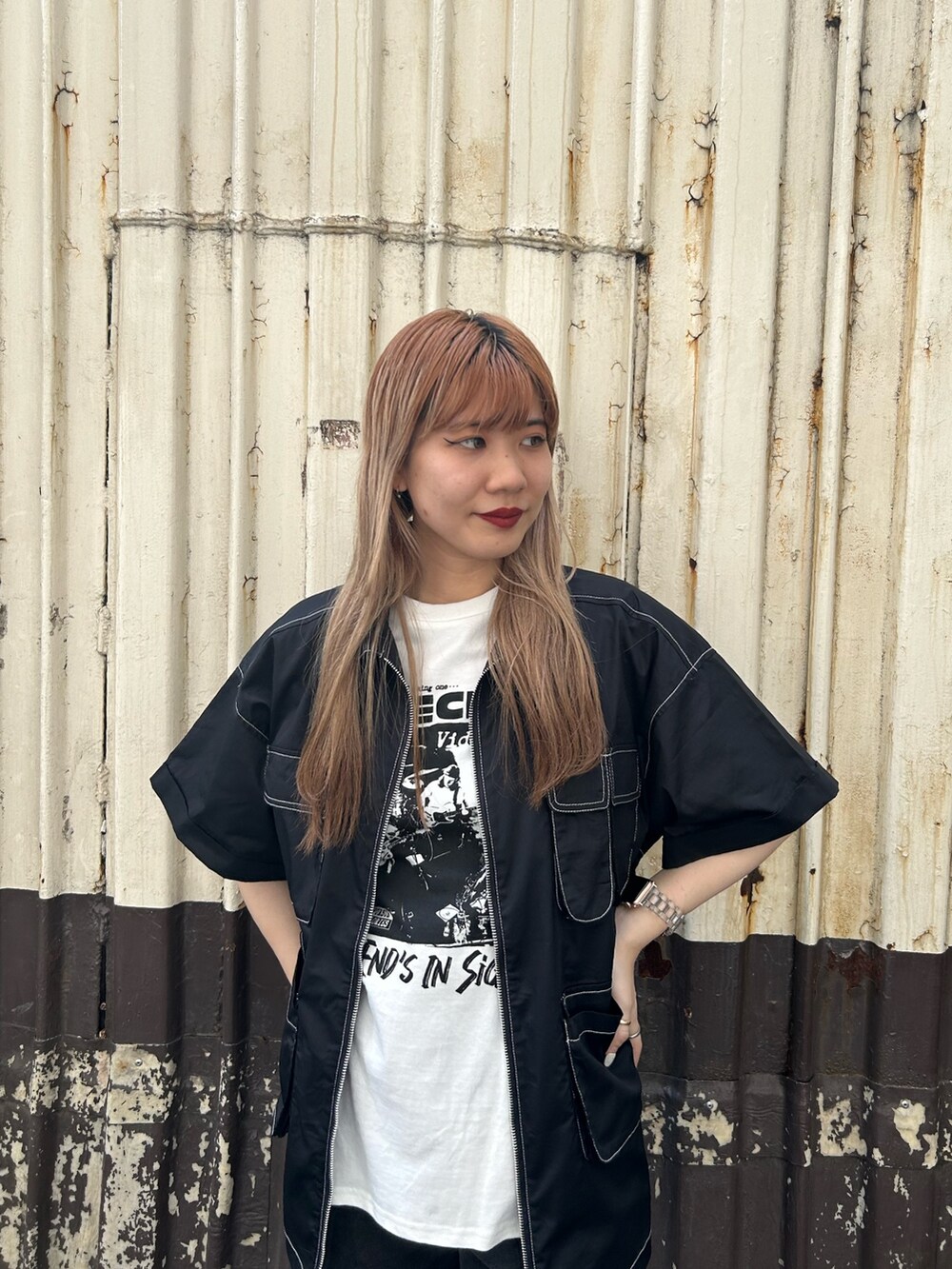 ブラック系のブーツ、ブラック系のデニムパンツ、ホワイト系のTシャツ/カットソーを着用したレディースの夏コーディネートの4枚目の写真