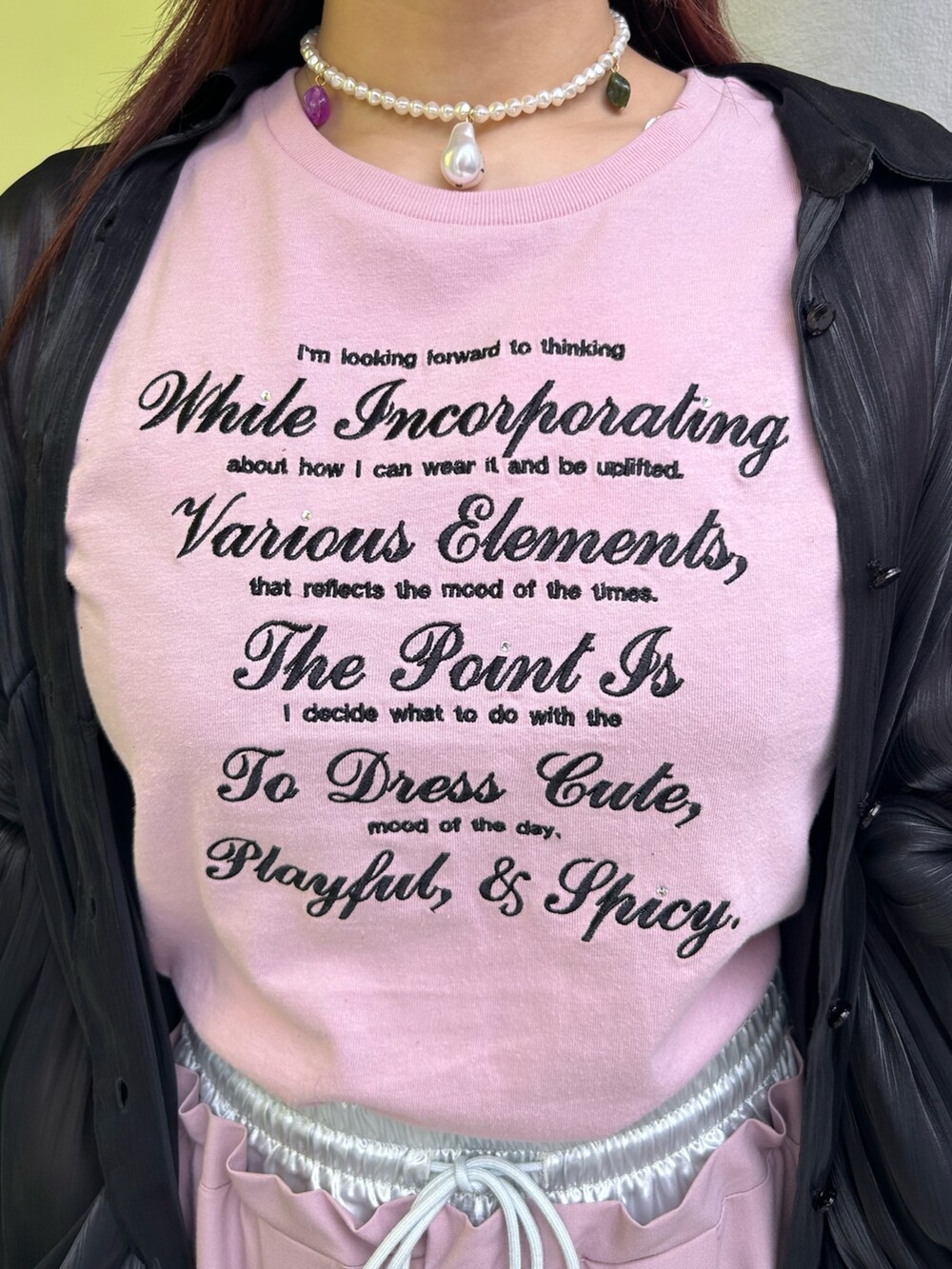 ピンク系のその他パンツ、ピンク系のTシャツ/カットソー、ブラック系のシャツ/ブラウスを着用したレディースの春コーディネートの5枚目の写真