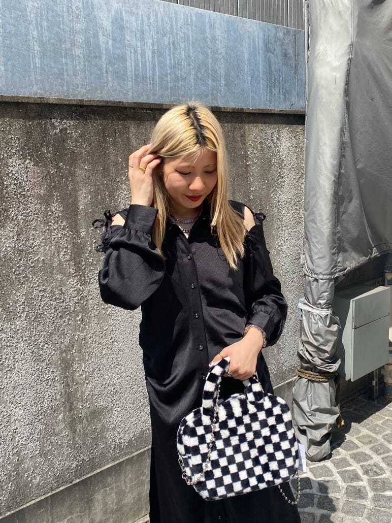 ブラック系のその他シューズ、ブラック系のボストンバッグ、ブラック系のワンピースを着用したレディースの秋コーディネートの5枚目の写真