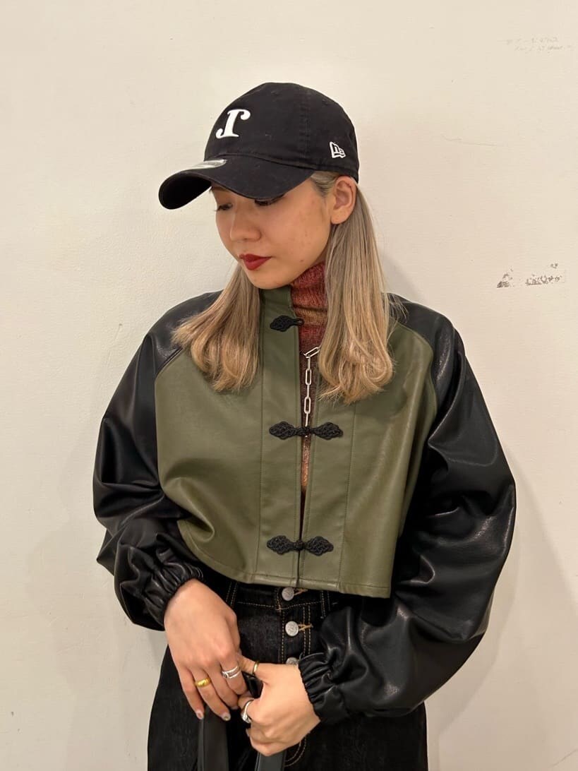 ブラック系のデニムスカート、ブラック系のその他シューズ、ブラック系のバックパック/リュックを着用したレディースの秋コーディネートの5枚目の写真