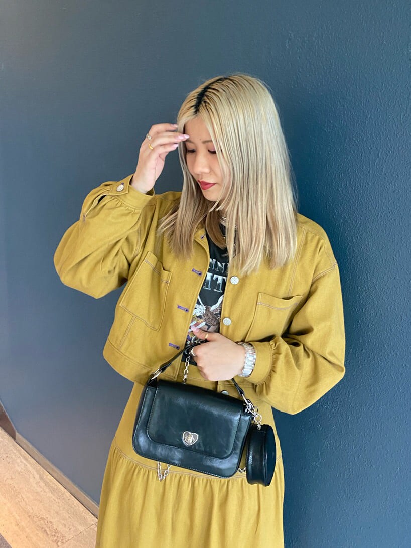 ブラック系のその他シューズ、ブラック系のTシャツ/カットソー、ブラック系のハンドバッグを着用したレディースの秋コーディネートの4枚目の写真