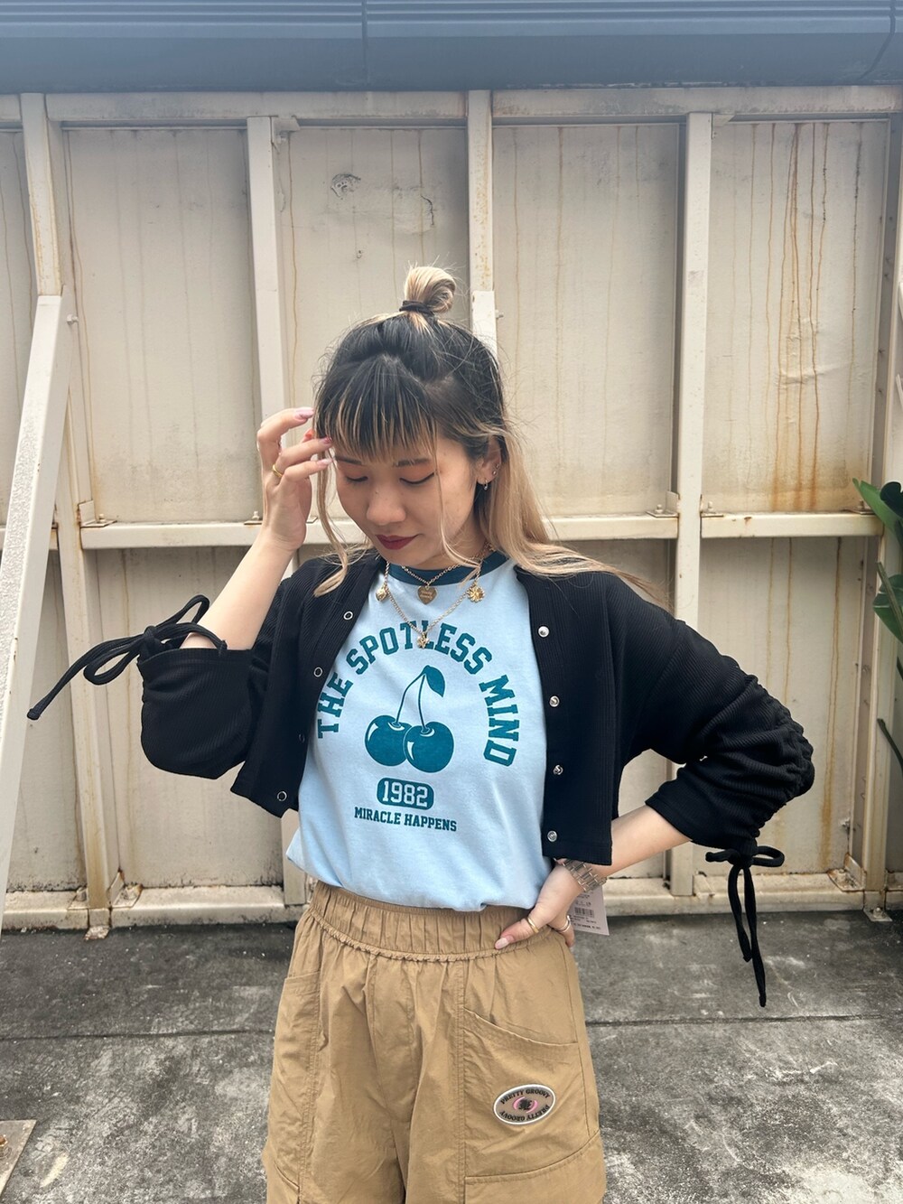 ブラック系のブーツ、ベージュ系のカーゴパンツ、ブルー系のTシャツ/カットソーを着用したレディースの夏コーディネートの4枚目の写真