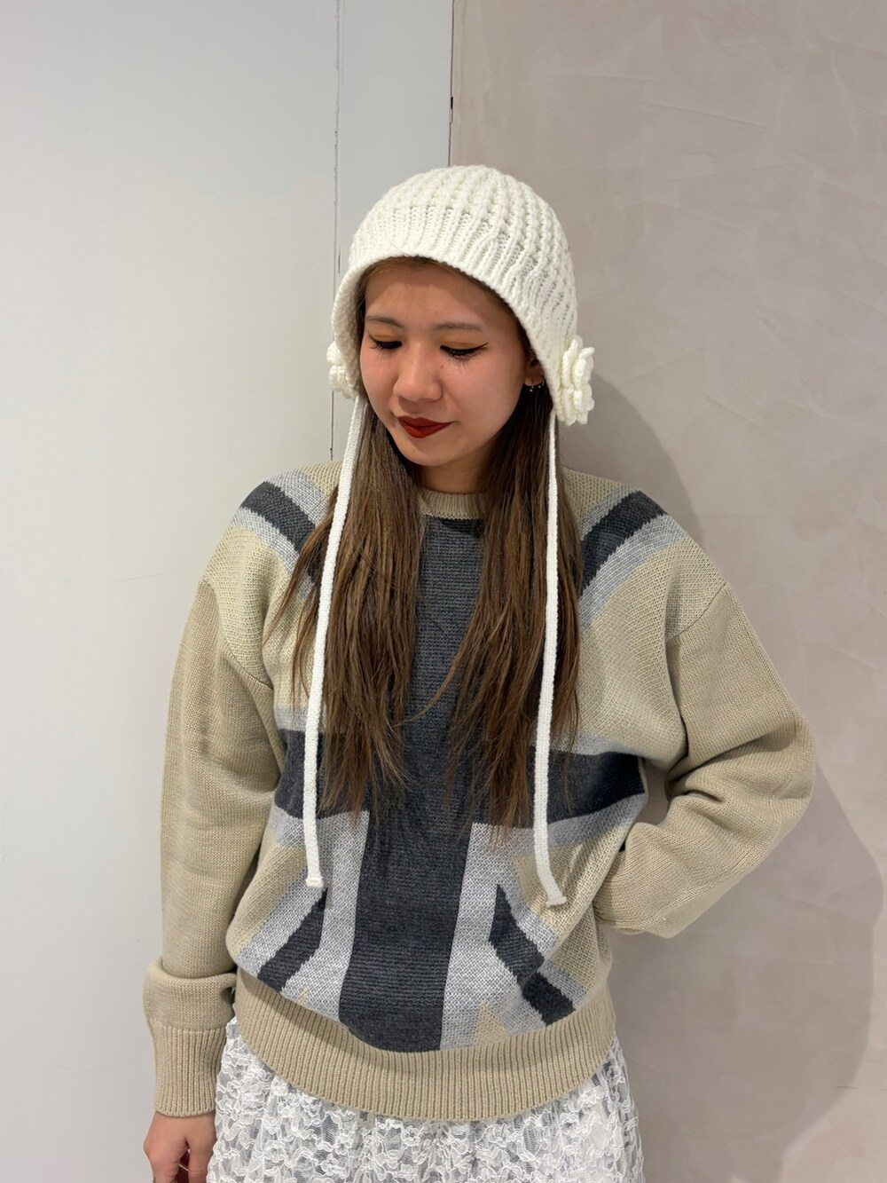 ホワイト系のニット/セーター、ホワイト系のその他パンツ、ブルー系のデニムパンツを着用したレディースの冬コーディネートの5枚目の写真