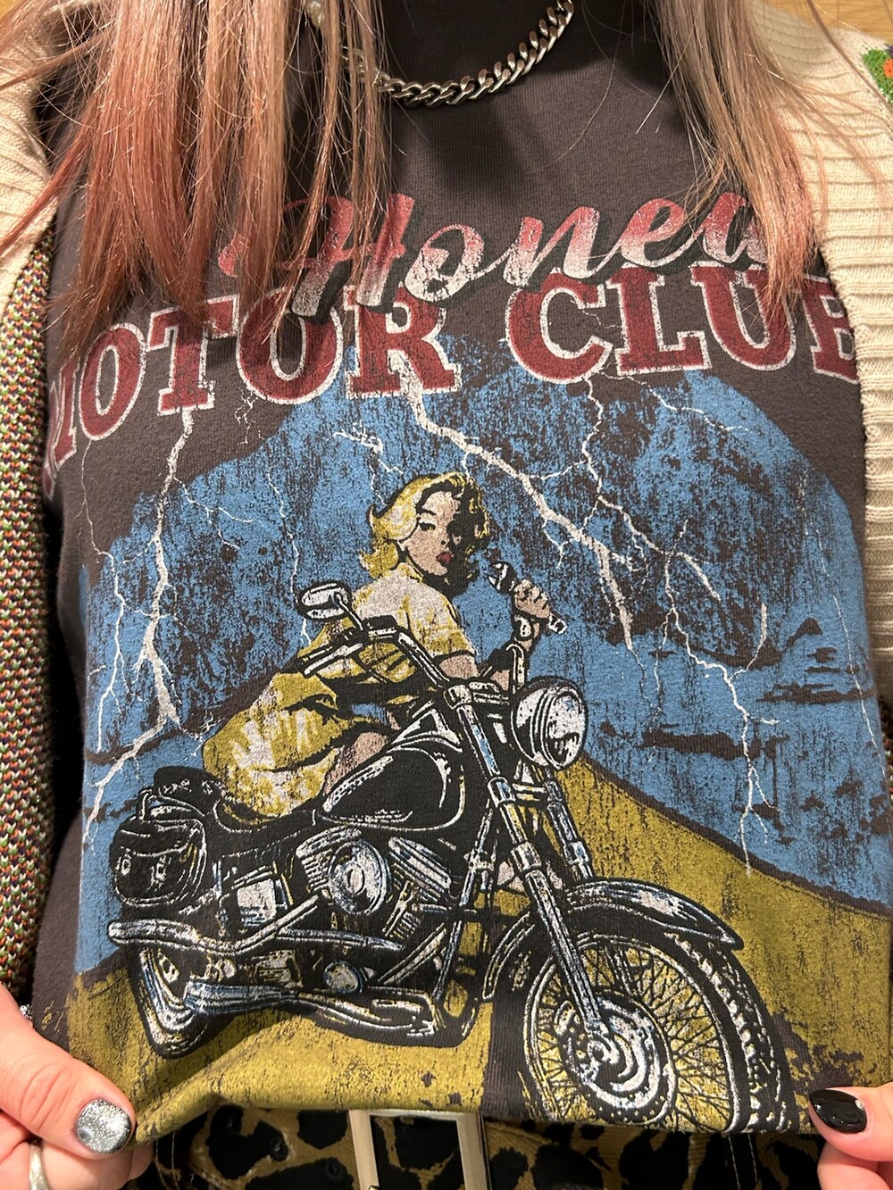 ブラウン系のその他パンツ、ホワイト系のブーツ、ホワイト系のショルダーバッグを着用したレディースの冬コーディネートの5枚目の写真