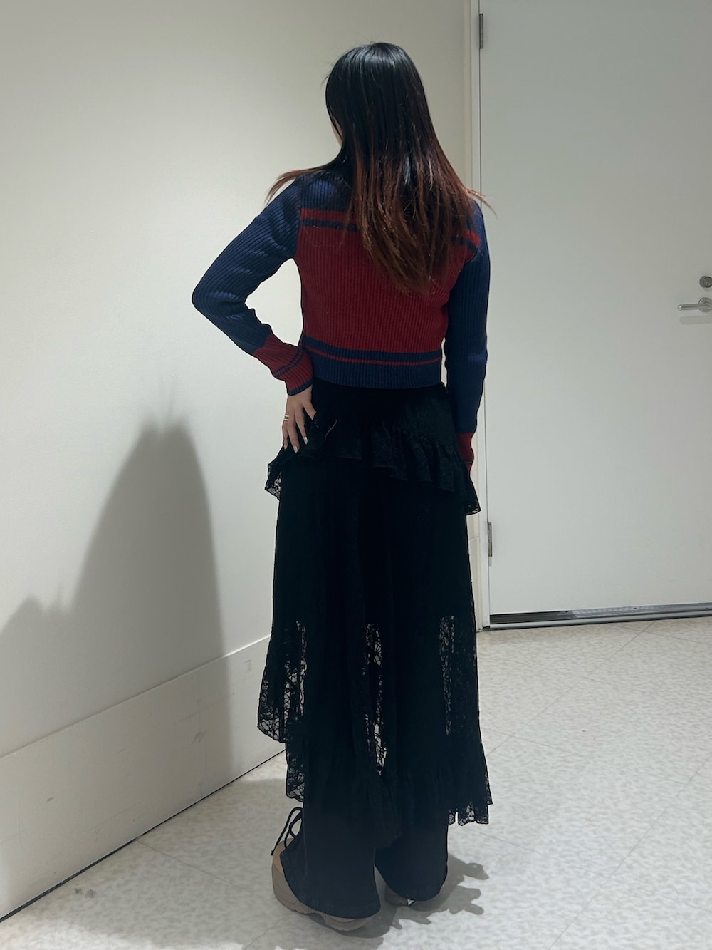「きれいめカジュアル、jouetie、SHAKA、ムートンブーツ、お出かけコーデ、韓国ファッション、デニム、ブーツ、ニット、レイヤード、韓国ストリート」｜「SHAKAの【SHAKA】SHORT MOUTON BOOTIE CHUNKY/ショートムートンブーティーチャンキー（ブーツ、ベージュ系）」を使った、AKICAさん（レディース・161cm）の秋コーディネートの4枚目の写真