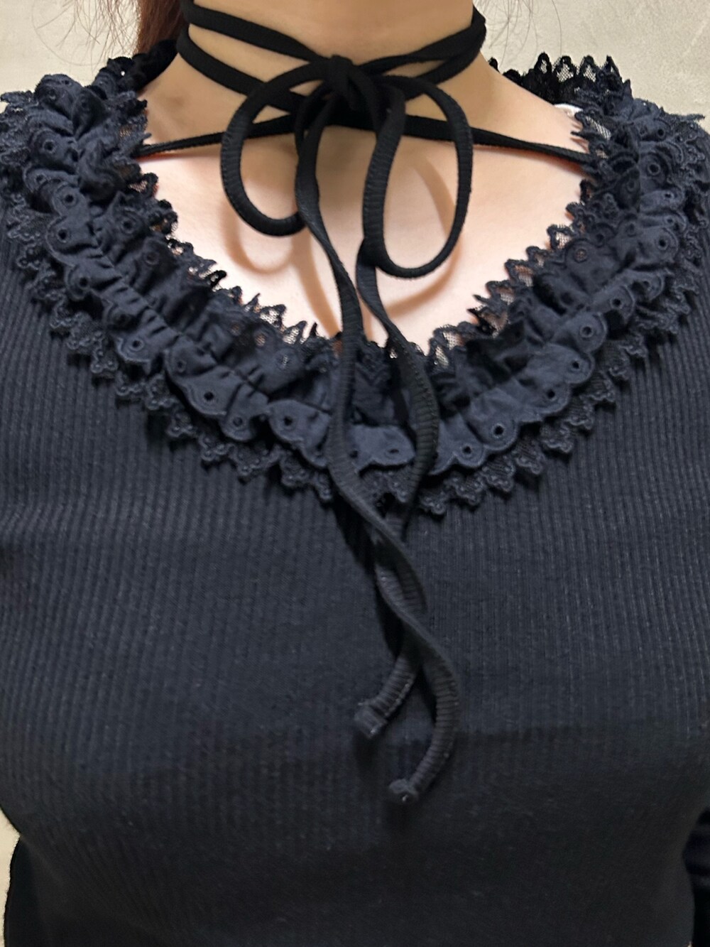 ブラック系のブーツ、ブラック系のTシャツ/カットソー、レッド系のスカートを着用したレディースの秋コーディネートの6枚目の写真