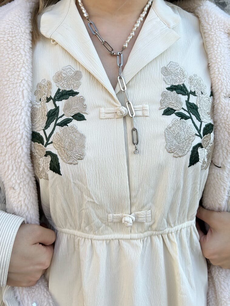 ホワイト系のその他アウター、ホワイト系のブーツ、ホワイト系のワンピースを着用したレディースの秋コーディネートの7枚目の写真