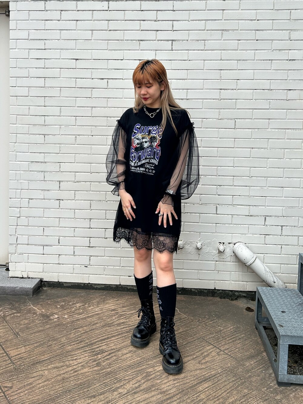 ブラック系のブーツ、ブラック系のワンピースを着用したレディースの夏コーディネートの2枚目の写真