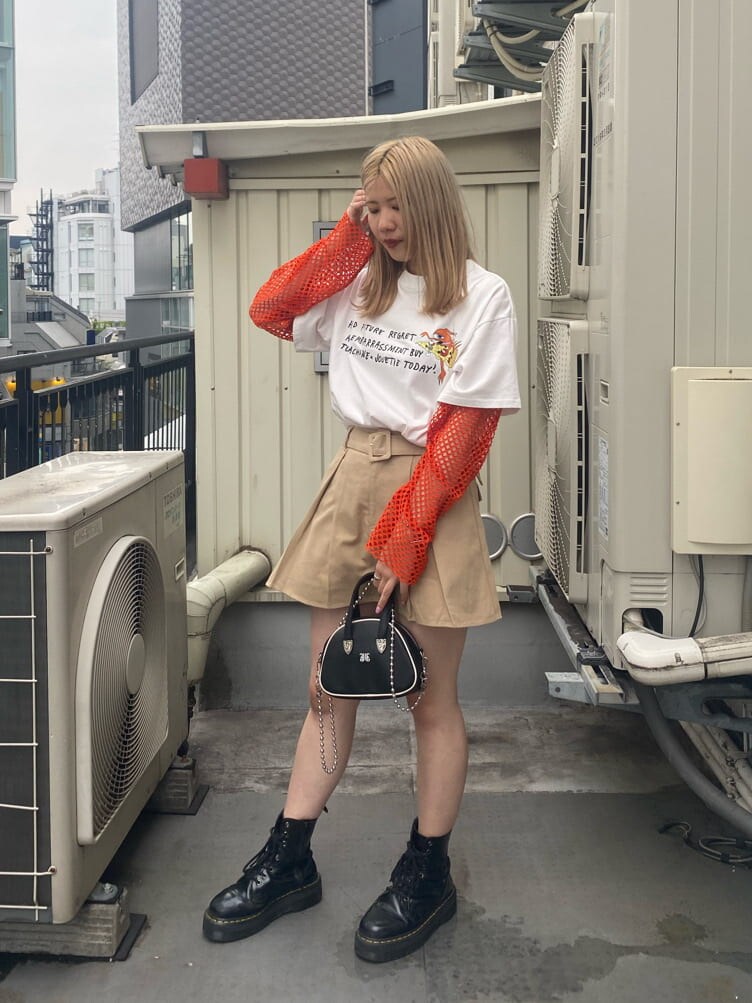 オレンジ系のTシャツ/カットソー、ベージュ系のその他パンツ、ブラック系のその他シューズを着用したレディースの夏コーディネートの2枚目の写真