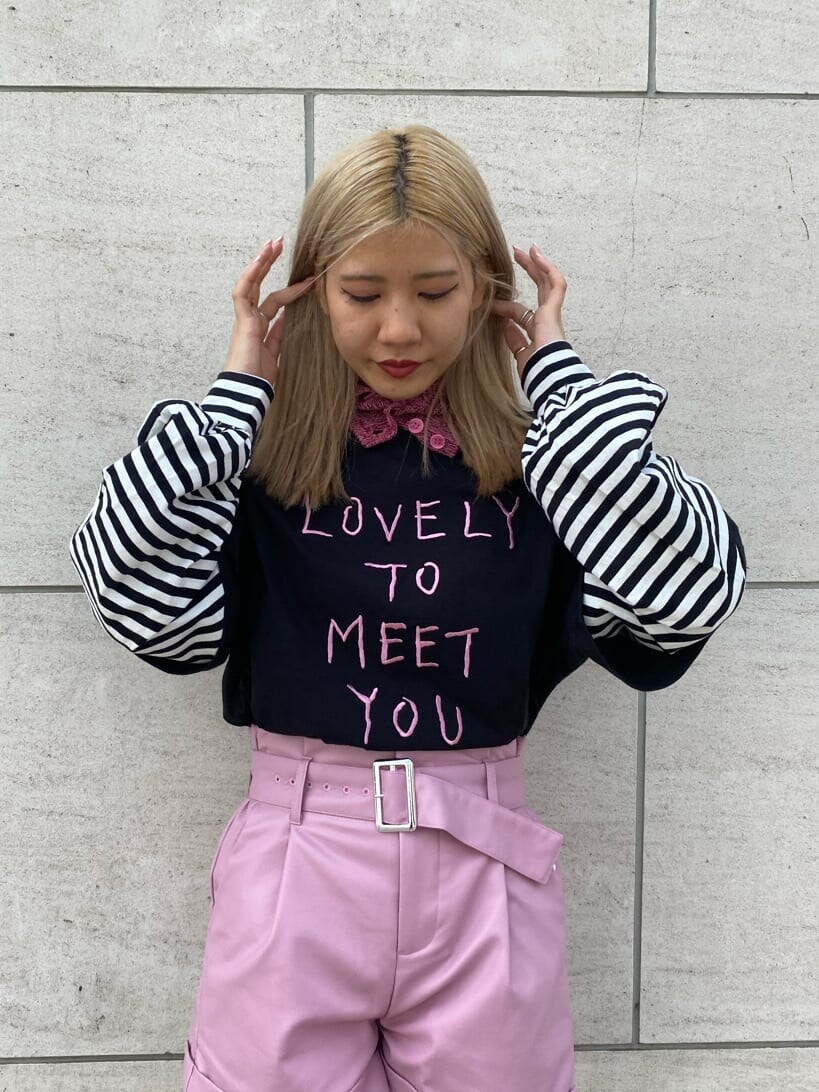 ホワイト系のブーツ、ピンク系のその他パンツ、ブラック系のTシャツ/カットソーを着用したレディースの夏コーディネートの6枚目の写真