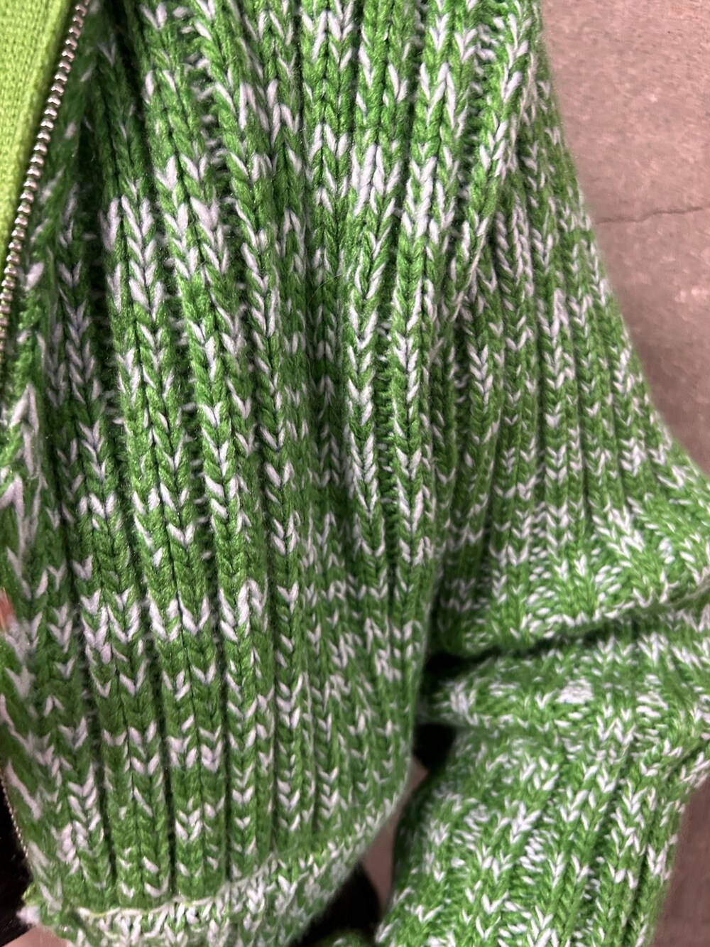 グレー系のその他パンツ、グリーン系のカーディガン/ボレロ、ブラック系のTシャツ/カットソーを着用したレディースの秋コーディネートの7枚目の写真