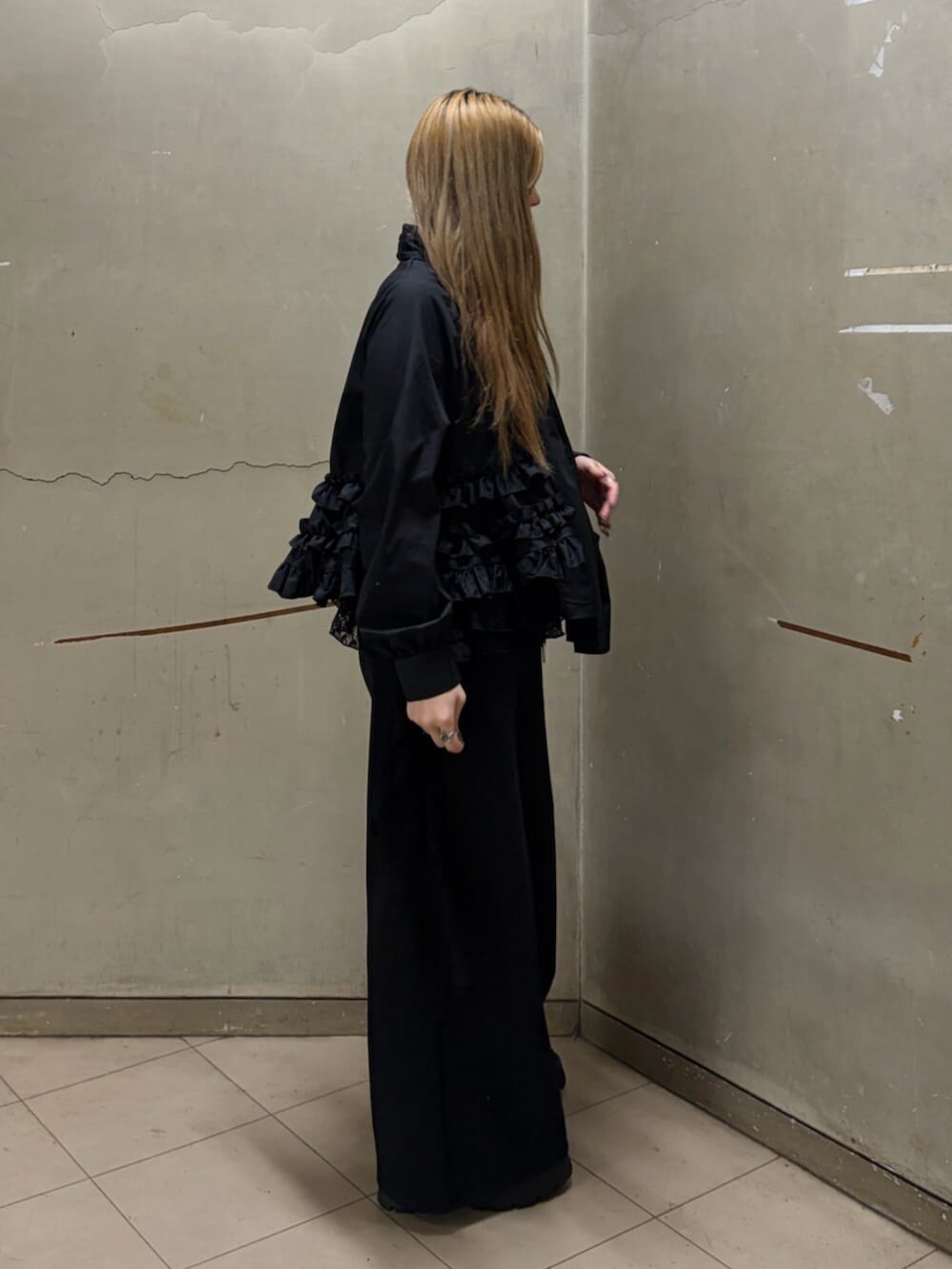 ブラック系のローファー、ブラック系のシャツ/ブラウス、ブラック系のスウェットパンツを着用したレディースの冬コーディネートの2枚目の写真