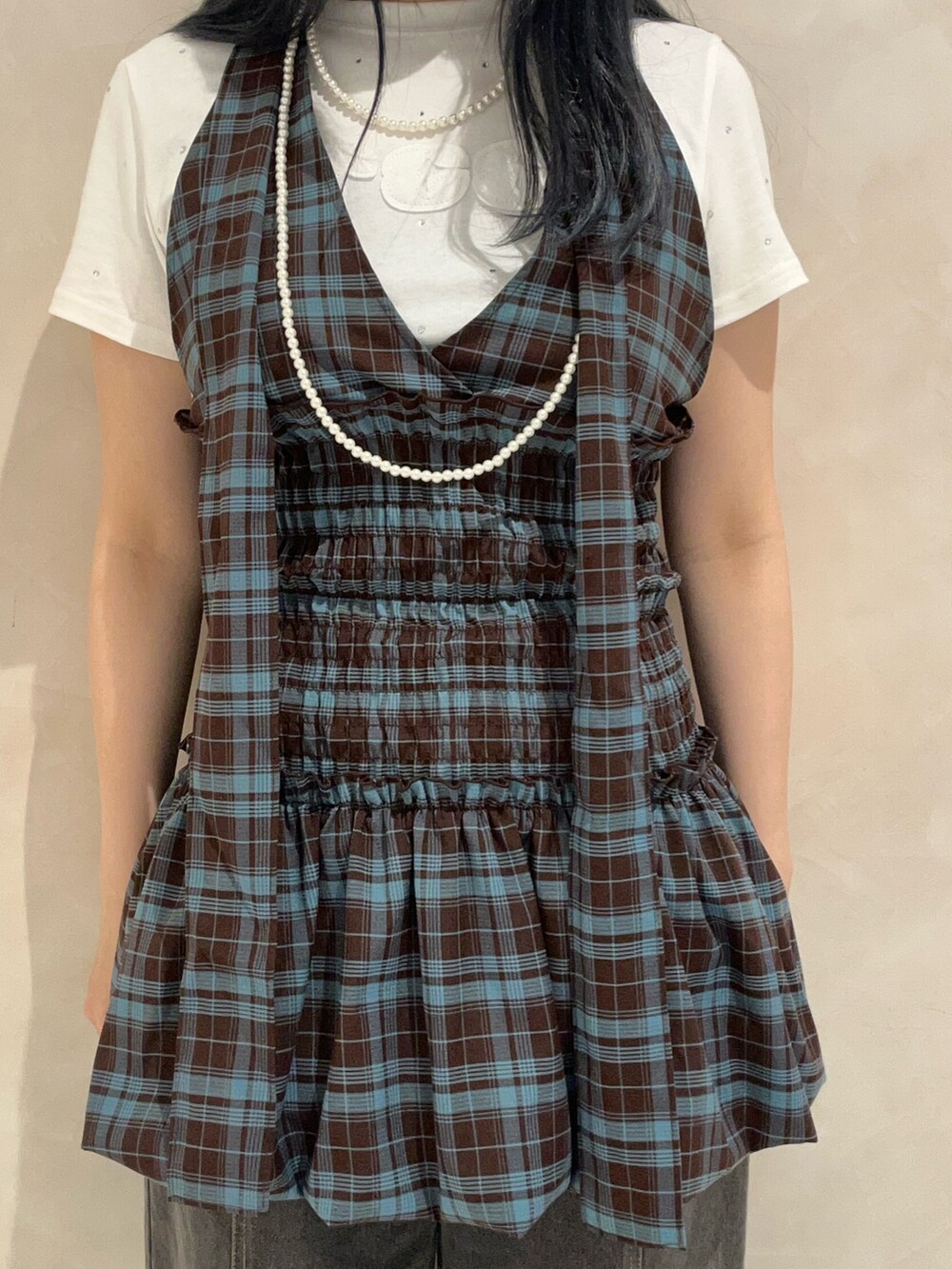 ブラウン系のワンピース、ホワイト系のTシャツ/カットソー、ブラック系のデニムパンツを着用したレディースの夏コーディネートの7枚目の写真