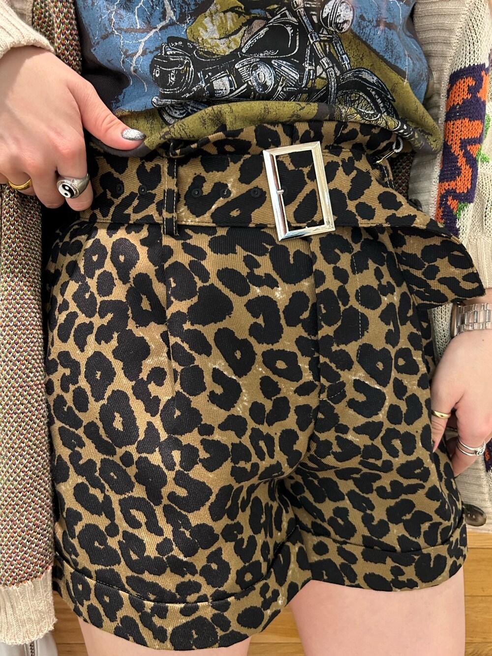 ブラウン系のその他パンツ、ホワイト系のブーツ、ホワイト系のショルダーバッグを着用したレディースの冬コーディネートの6枚目の写真