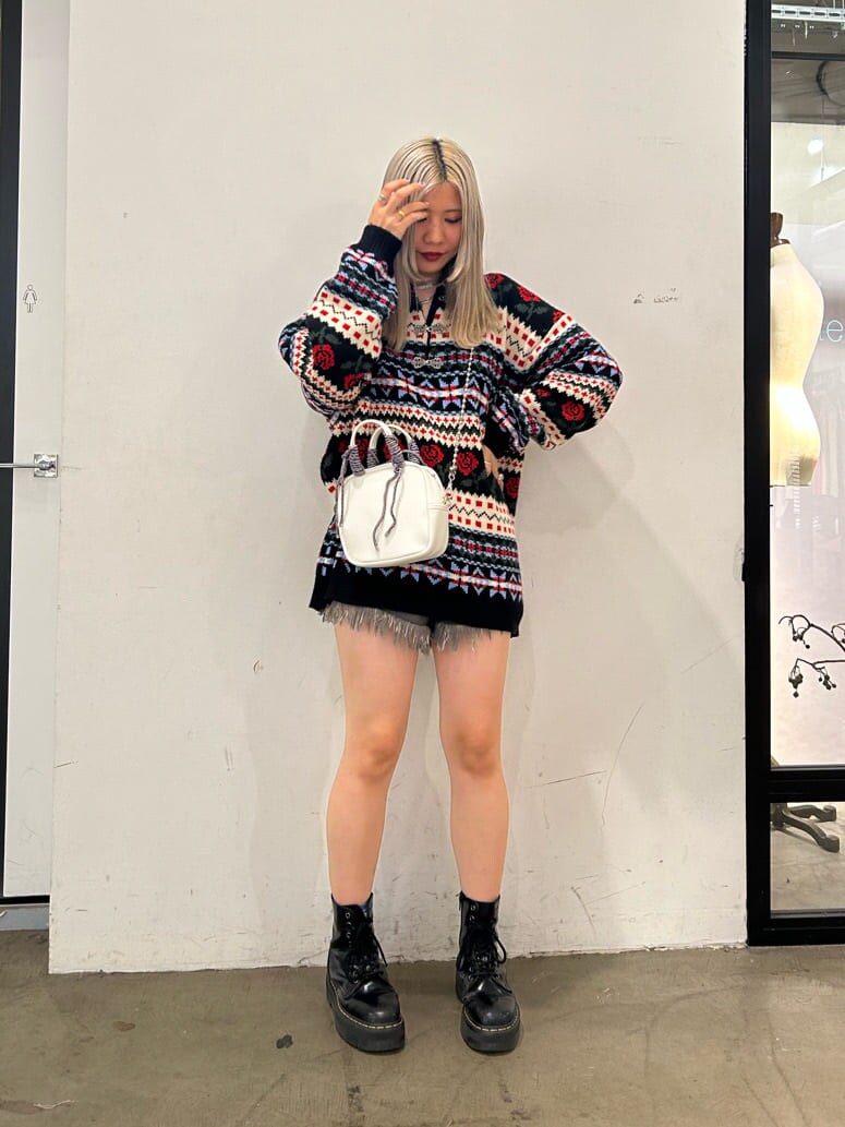 ブラック系のデニムパンツ、ブラック系のその他シューズ、ブラック系のデニムパンツを着用したレディースの秋コーディネートの3枚目の写真