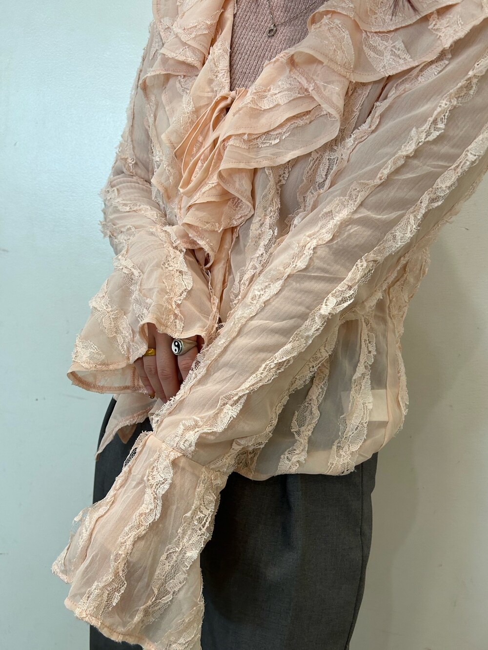 ブラック系のブーツ、ピンク系のシャツ/ブラウス、ピンク系のニット/セーターを着用したレディースの春コーディネートの6枚目の写真