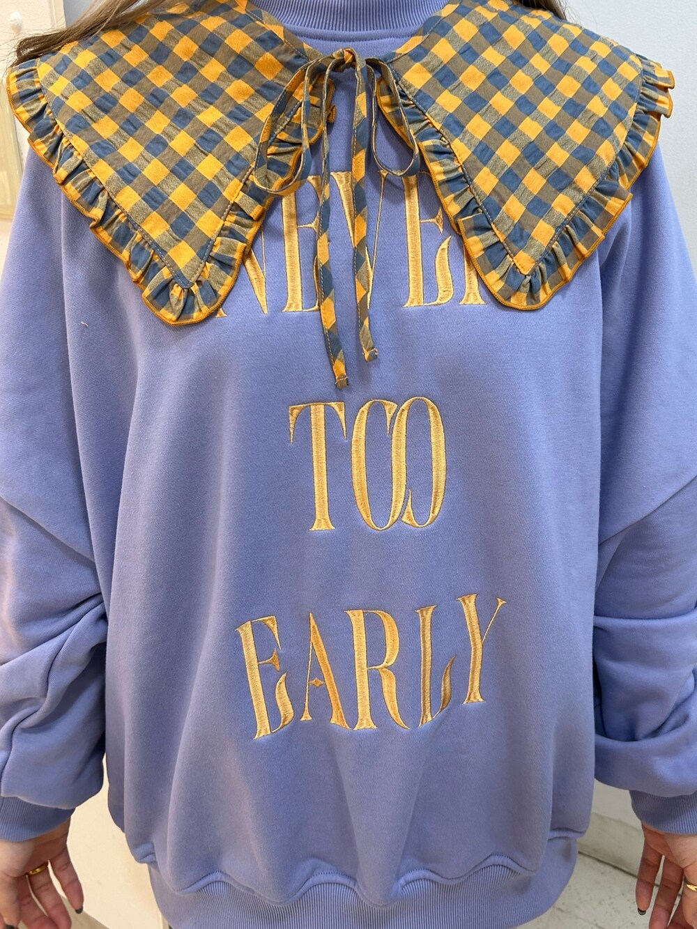 ブラック系のその他シューズ、パープル系のスウェット、ブラック系のデニムパンツを着用したレディースの冬コーディネートの6枚目の写真