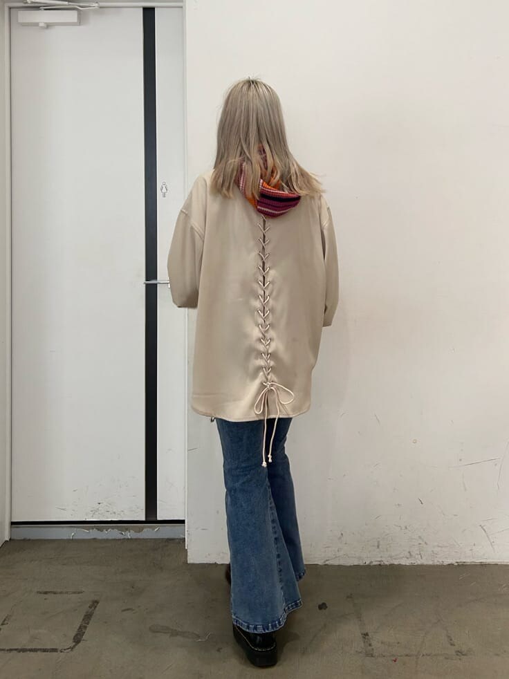 ブラック系のその他シューズ、イエロー系のハンドバッグ、ホワイト系のシャツ/ブラウスを着用したレディースの秋コーディネートの3枚目の写真