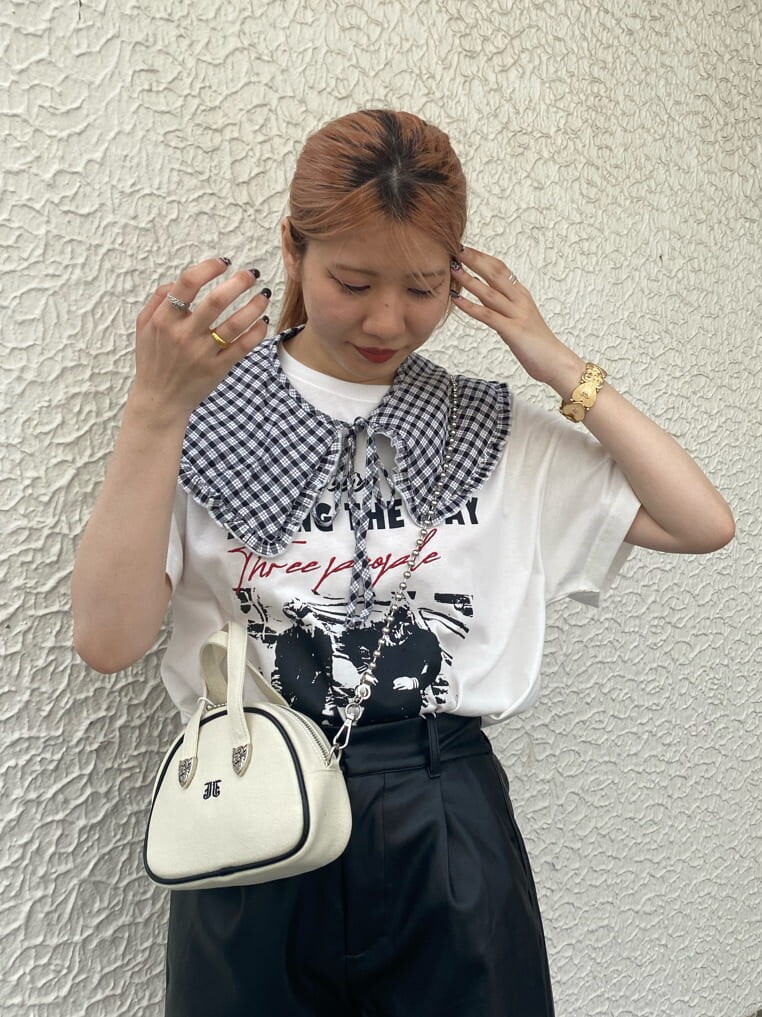 ブラック系のブーツ、ホワイト系のTシャツ/カットソー、ホワイト系のボストンバッグを着用したレディースの夏コーディネートの6枚目の写真