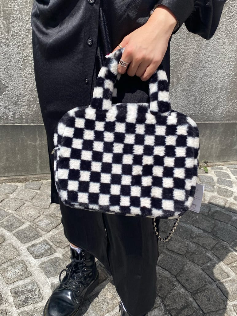 ブラック系のその他シューズ、ブラック系のボストンバッグ、ブラック系のワンピースを着用したレディースの秋コーディネートの9枚目の写真