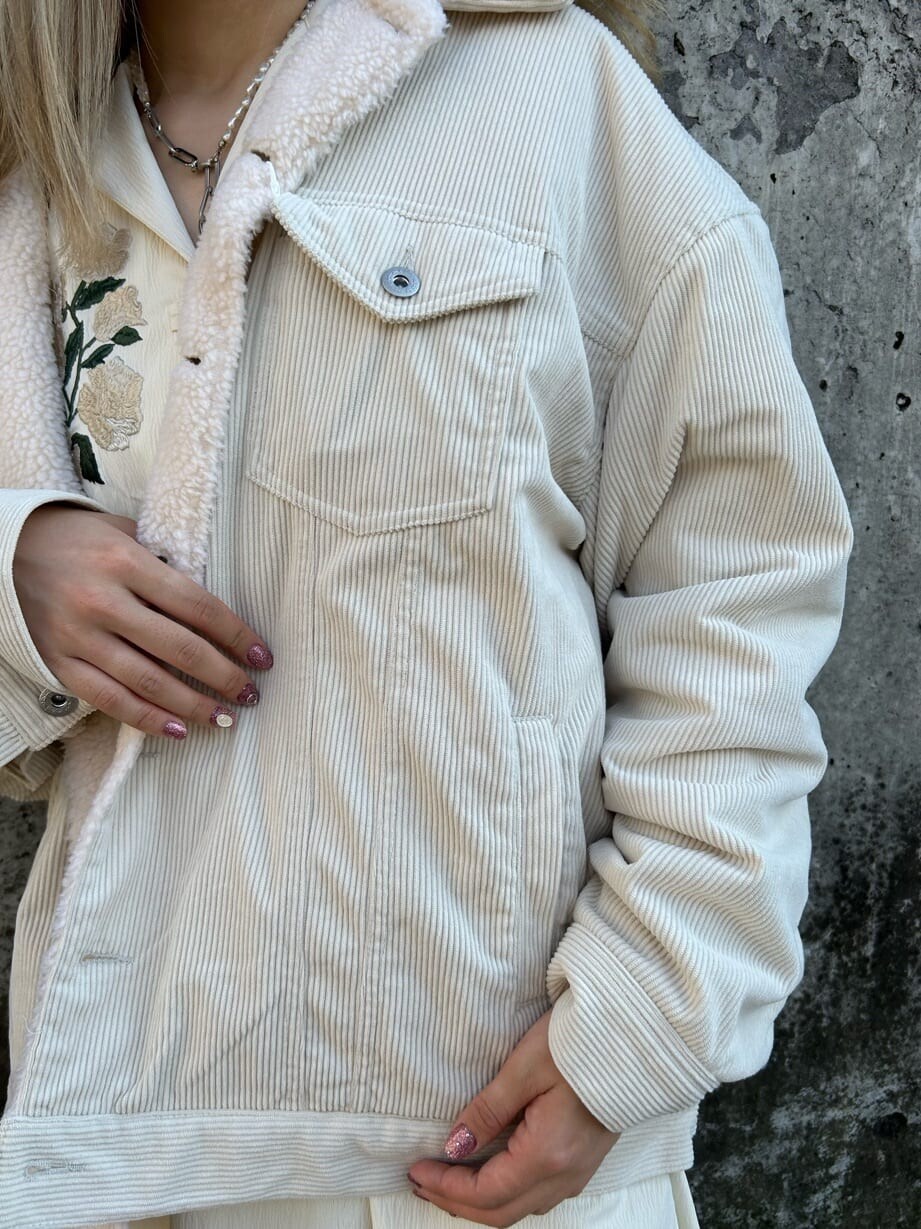 ホワイト系のその他アウター、ホワイト系のブーツ、ホワイト系のワンピースを着用したレディースの秋コーディネートの8枚目の写真