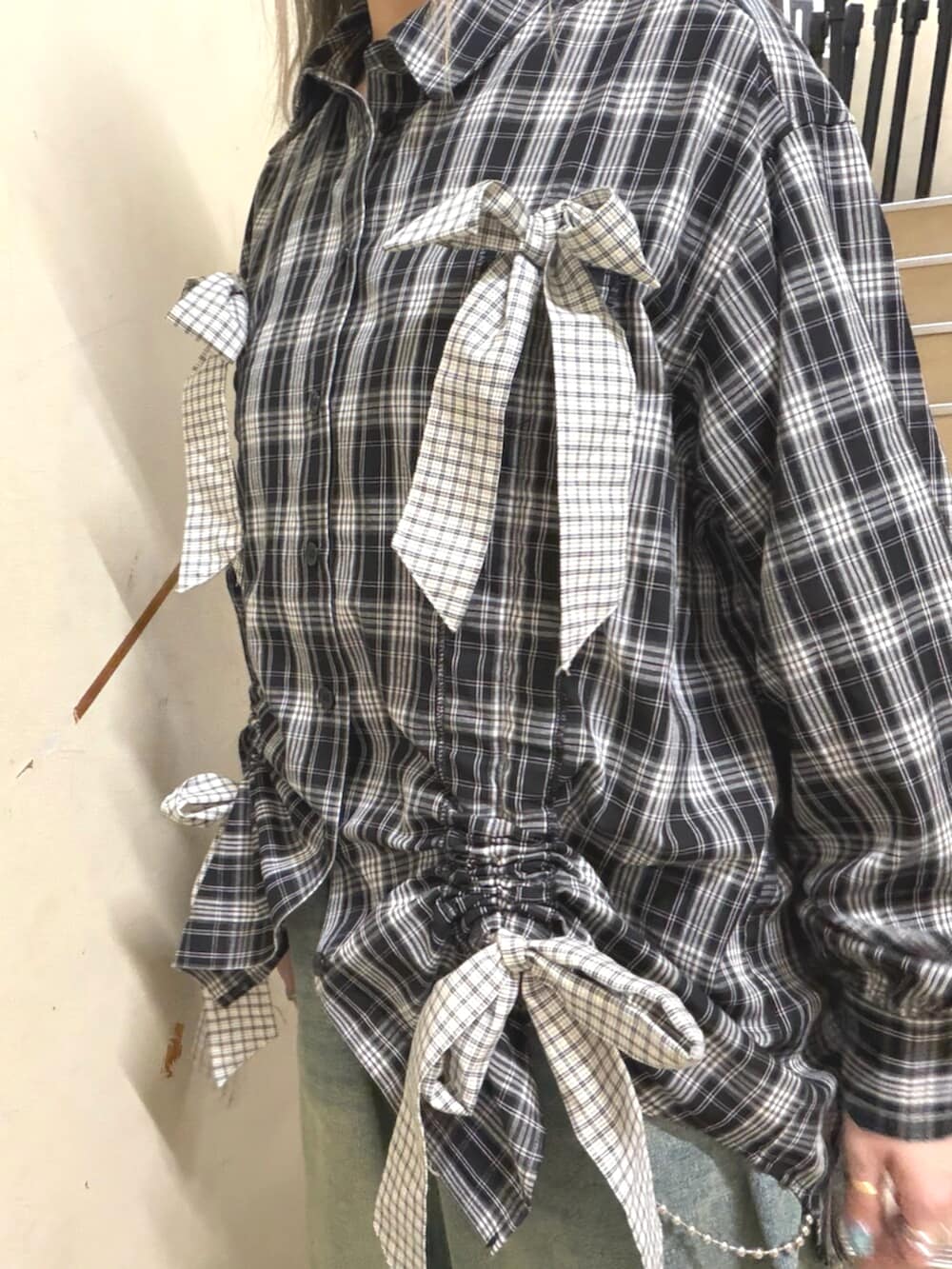ブルー系のデニムパンツ、ブラック系のシャツ/ブラウスを着用したレディースの春コーディネートの7枚目の写真