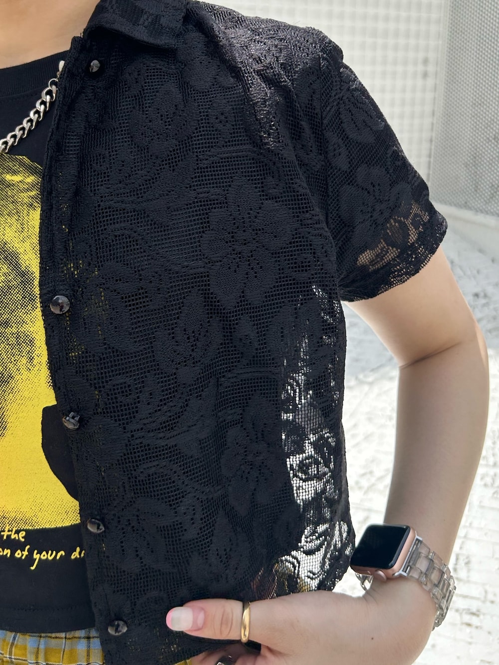 ブラック系のブーツ、イエロー系のスカート、ブラック系のTシャツ/カットソーを着用したレディースの春コーディネートの6枚目の写真