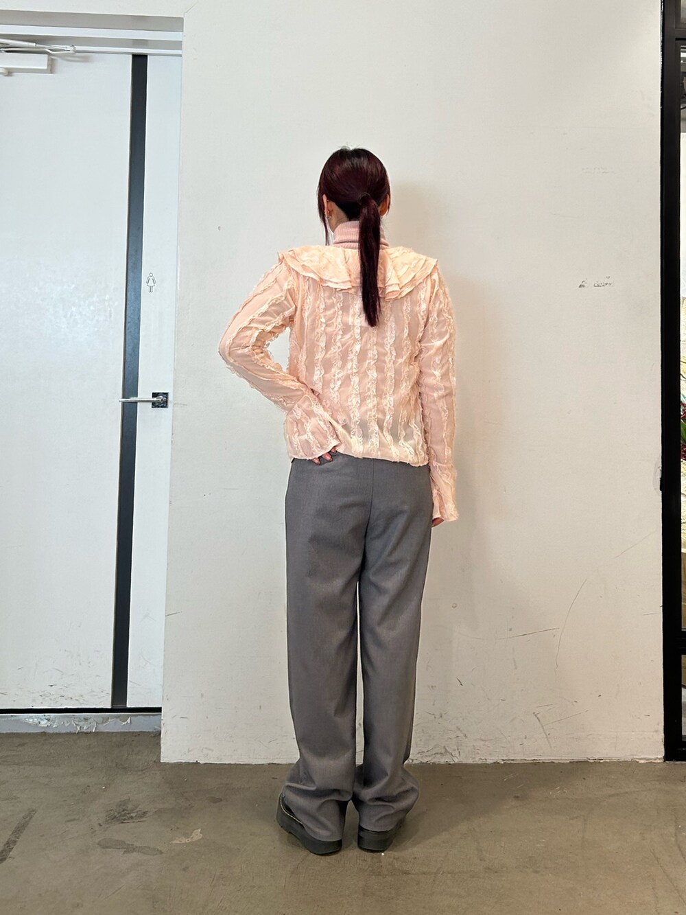 ブラック系のブーツ、ピンク系のシャツ/ブラウス、ピンク系のニット/セーターを着用したレディースの春コーディネートの3枚目の写真