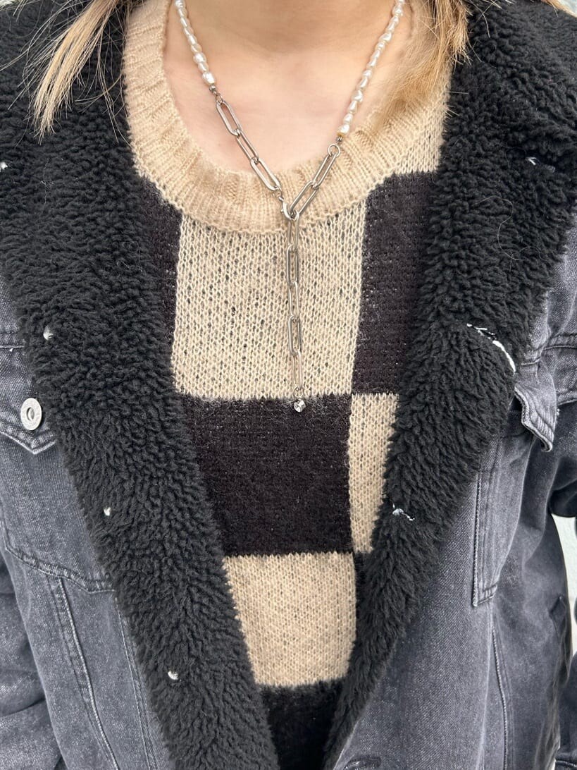 ブラック系のデニムパンツ、ブラック系のその他アウター、ブラック系のハンドバッグを着用したレディースの秋コーディネートの7枚目の写真