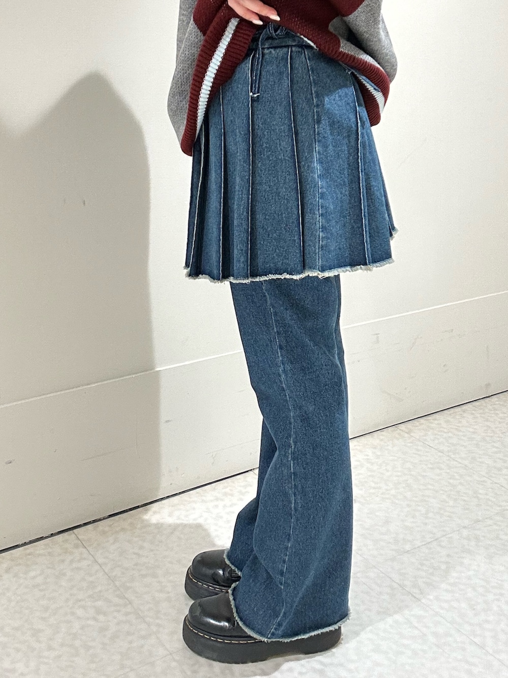 ブラック系のブーツ、グレー系のニット/セーター、ブルー系のその他パンツを着用したレディースの秋コーディネートの9枚目の写真