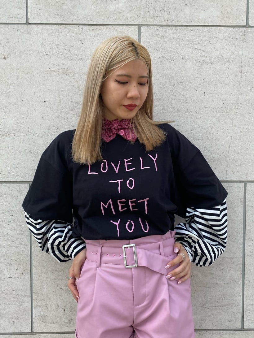 ホワイト系のブーツ、ピンク系のその他パンツ、ブラック系のTシャツ/カットソーを着用したレディースの夏コーディネートの5枚目の写真