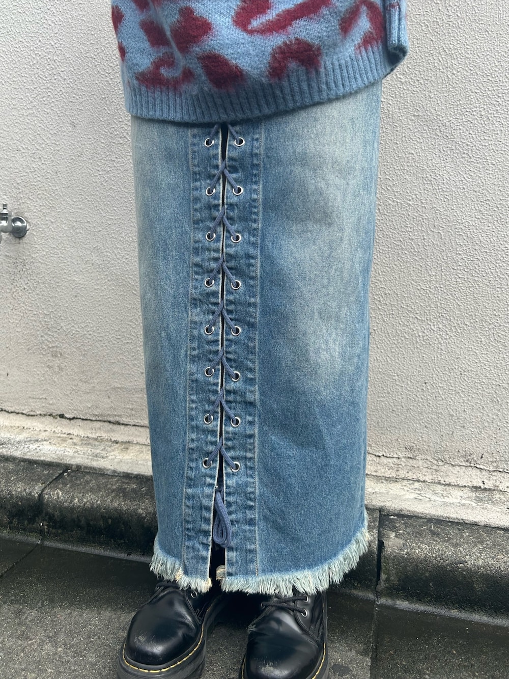 ブラック系のブーツ、ブルー系のデニムパンツ、ブルー系のニット/セーターを着用したレディースの秋コーディネートの5枚目の写真