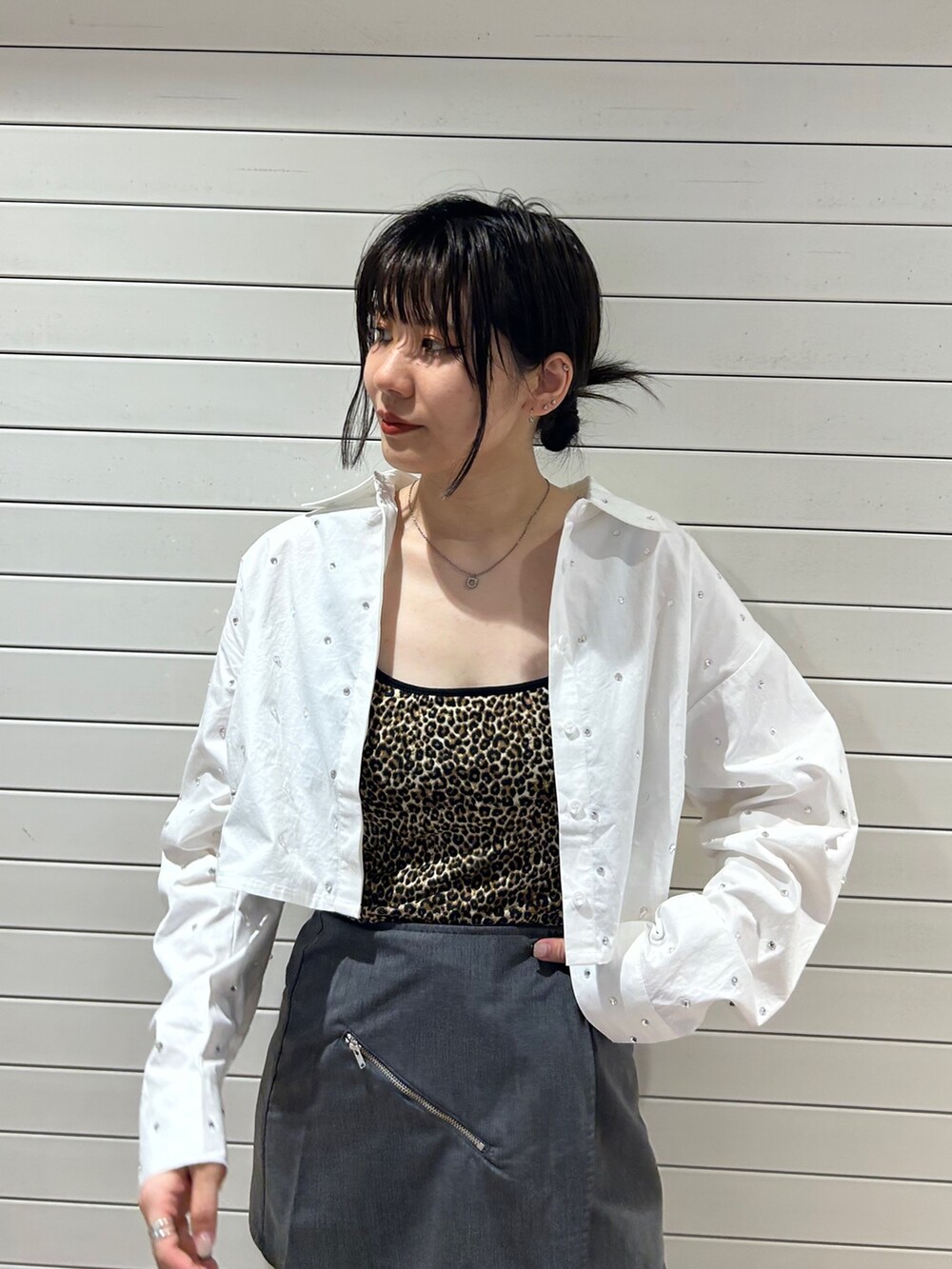 ブラック系のブーツ、グレー系のその他パンツ、ホワイト系のシャツ/ブラウスを着用したレディースの秋コーディネートの3枚目の写真