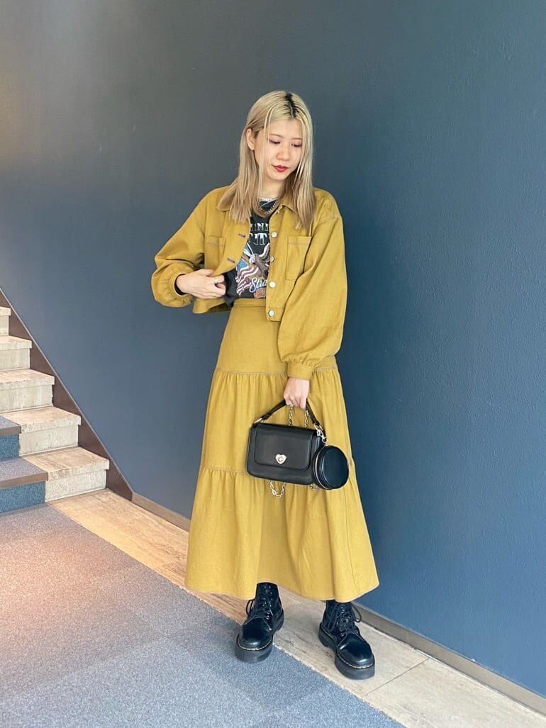 ブラック系のその他シューズ、ブラック系のTシャツ/カットソー、ブラック系のハンドバッグを着用したレディースの秋コーディネートの2枚目の写真