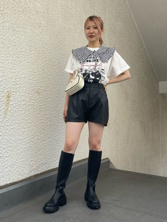 ブラック系のブーツ、ホワイト系のTシャツ/カットソー、ホワイト系のボストンバッグを着用したレディースの夏コーディネートの2枚目の写真