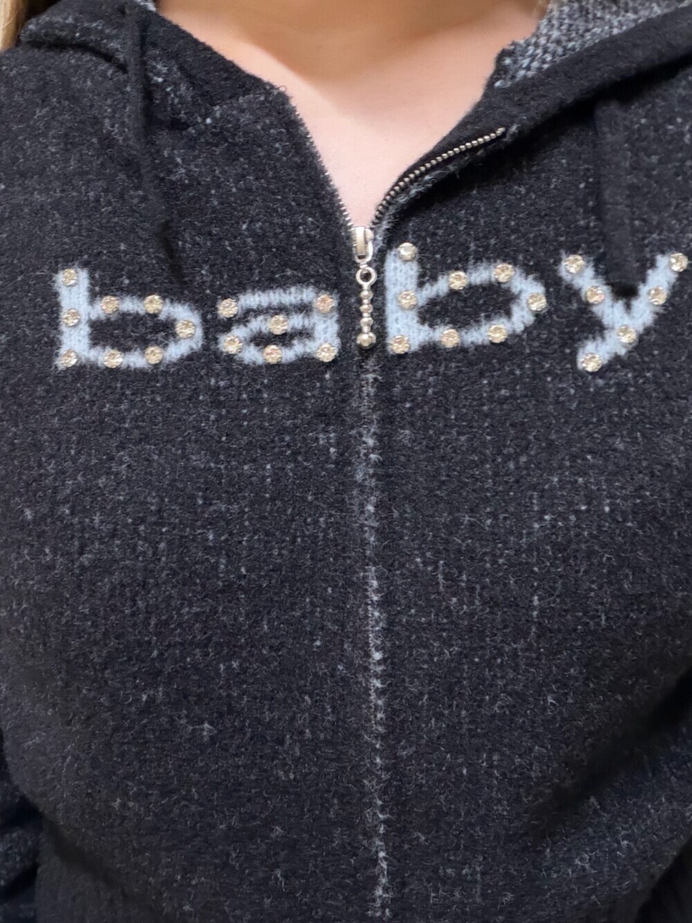 ブラック系のパーカー、グレー系のスウェットパンツ、ブラック系のローファーを着用したレディースの冬コーディネートの7枚目の写真