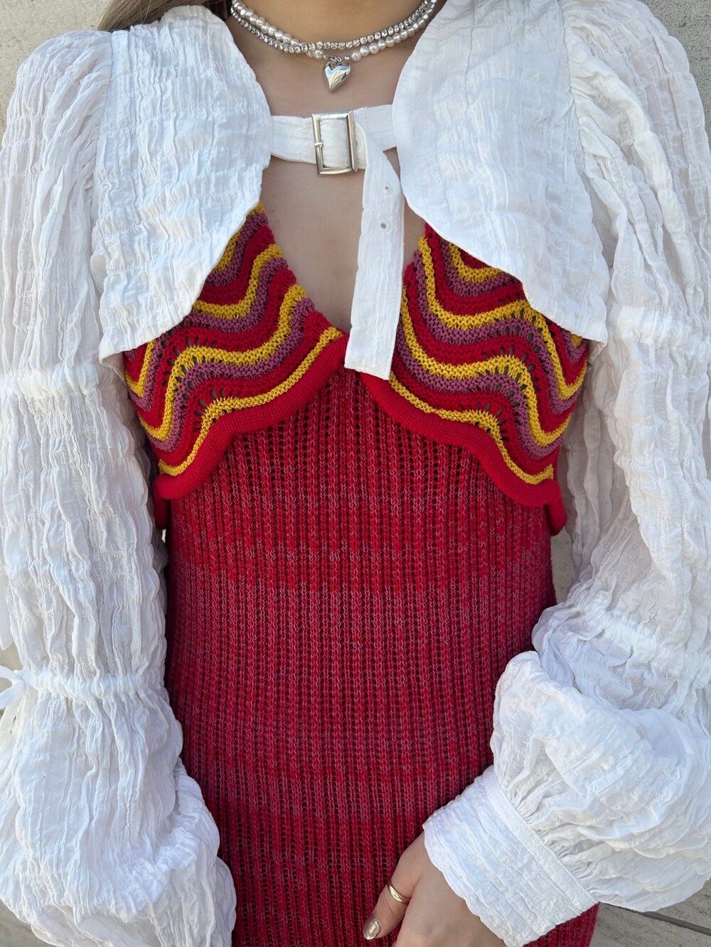 ブラック系のその他シューズ、ホワイト系のカーディガン/ボレロ、シルバー系のネックレスを着用したレディースの春コーディネートの5枚目の写真