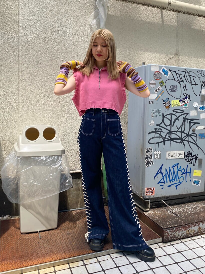 ブラック系のその他シューズ、ピンク系のベスト、ブルー系のデニムパンツを着用したレディースの夏コーディネートの2枚目の写真