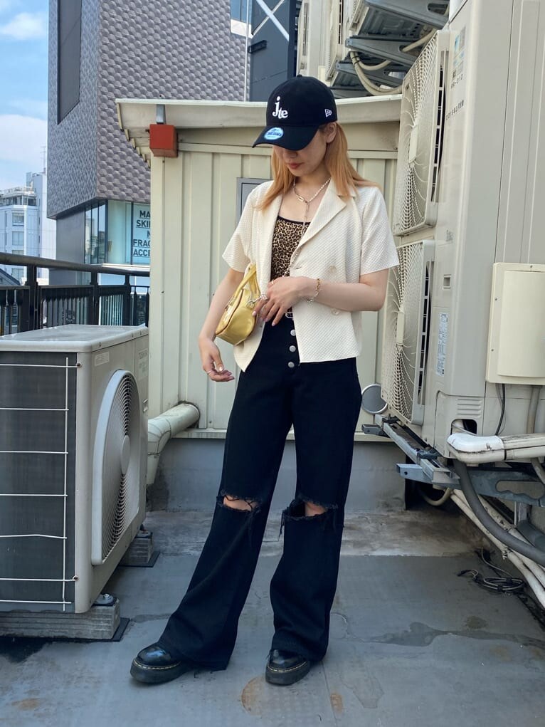 ブラック系のデニムパンツ、ホワイト系のシャツ/ブラウス、ブラック系のその他シューズを着用したレディースの夏コーディネートの3枚目の写真