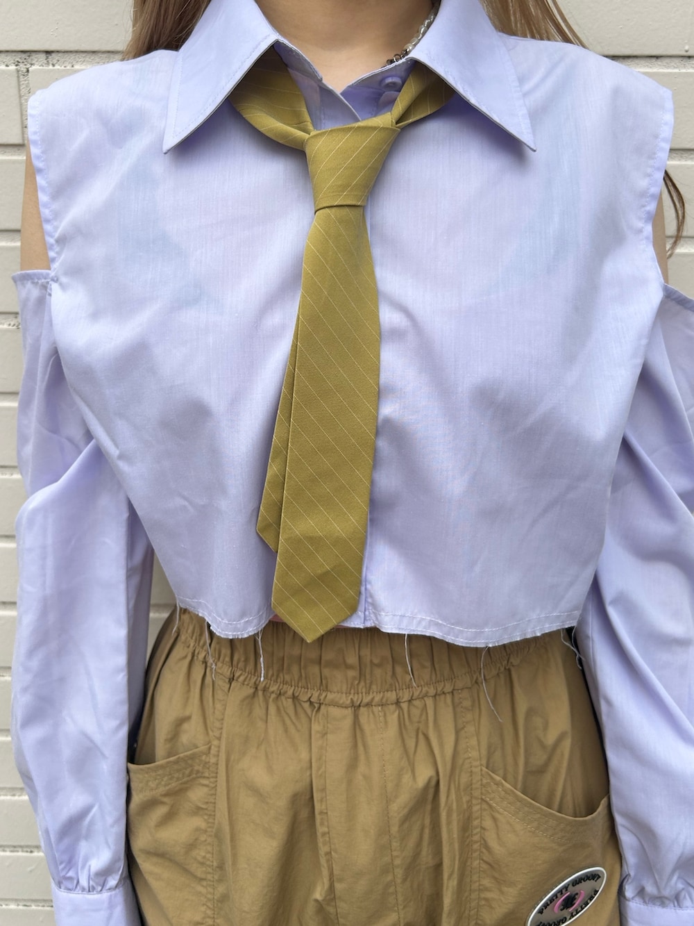 ベージュ系のカーゴパンツ、パープル系のシャツ/ブラウス、ブラック系のブーツを着用したレディースの夏コーディネートの5枚目の写真