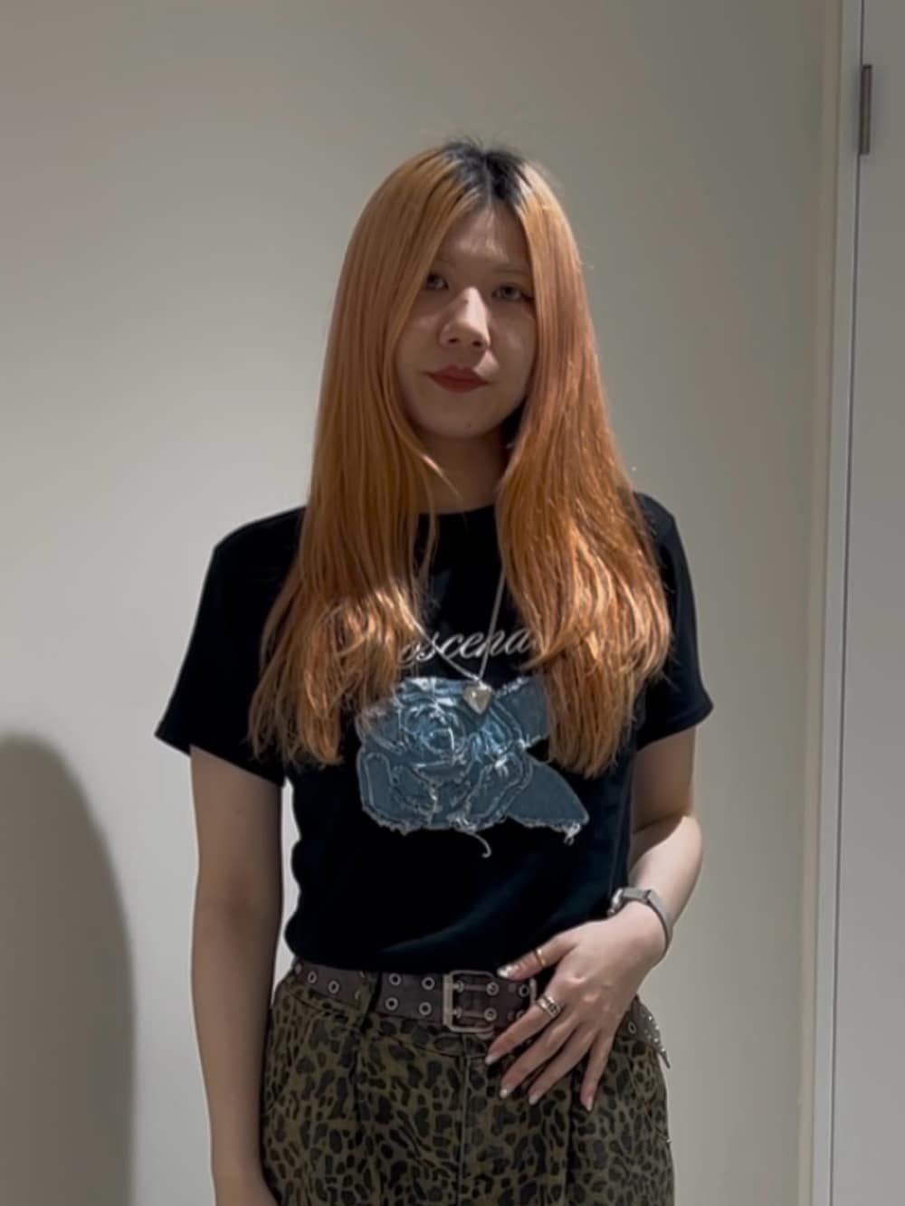 ブラウン系のその他パンツ、ブラック系のTシャツ/カットソー、ブラック系のブーツを着用したレディースの夏コーディネートの4枚目の写真