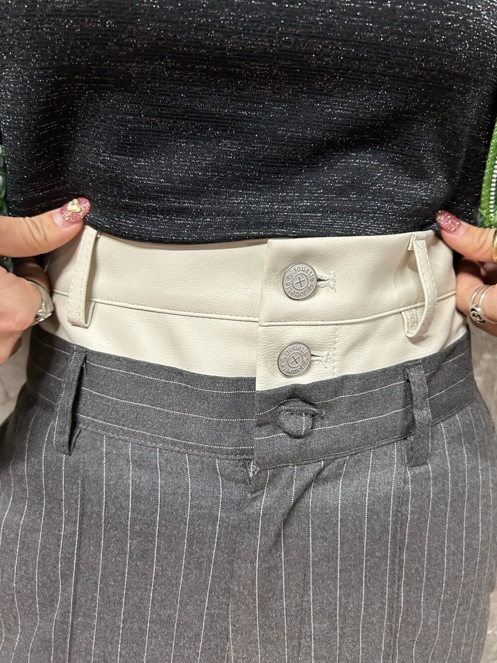 グレー系のその他パンツ、グリーン系のカーディガン/ボレロ、ブラック系のTシャツ/カットソーを着用したレディースの秋コーディネートの9枚目の写真