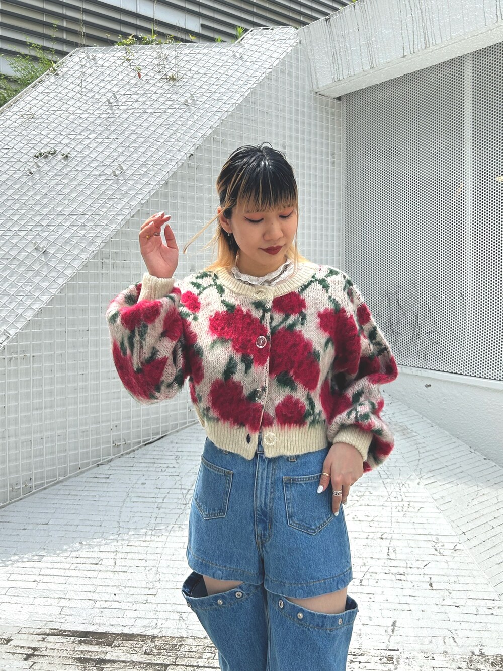 ブラック系のブーツ、ホワイト系のTシャツ/カットソー、ブルー系のデニムパンツを着用したレディースの夏コーディネートの3枚目の写真