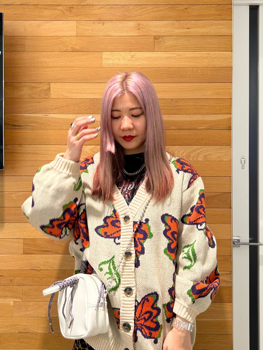 ブラウン系のその他パンツ、ホワイト系のブーツ、ホワイト系のショルダーバッグを着用したレディースの冬コーディネートの3枚目の写真