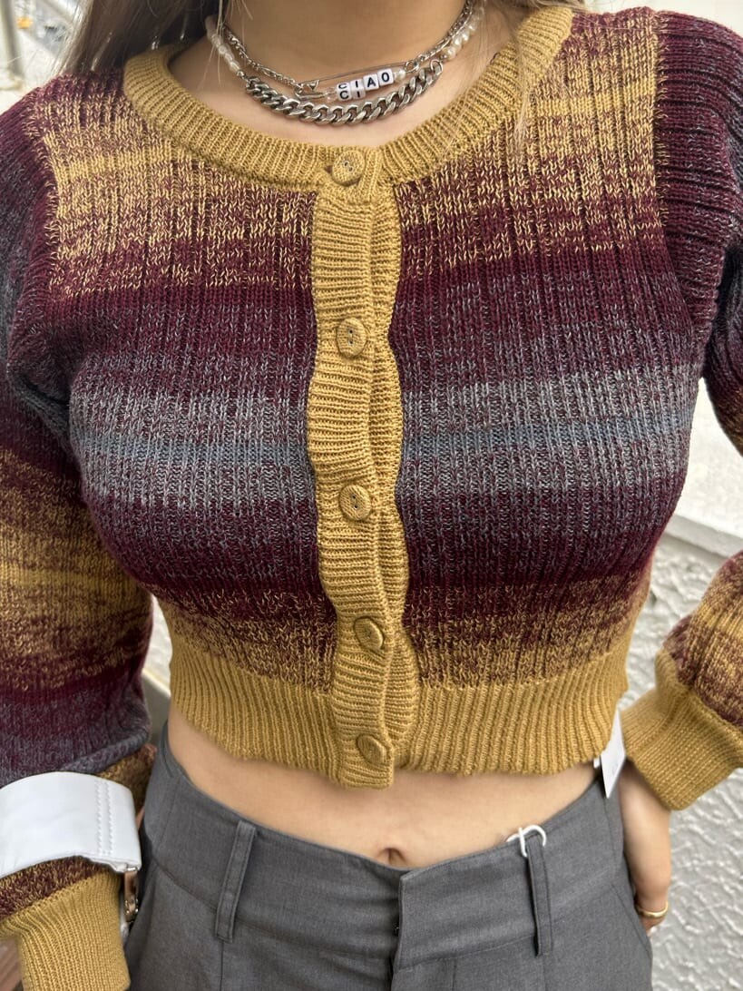 ブラック系のその他シューズ、グレー系のカーゴパンツ、イエロー系のカーディガン/ボレロを着用したレディースの秋コーディネートの7枚目の写真