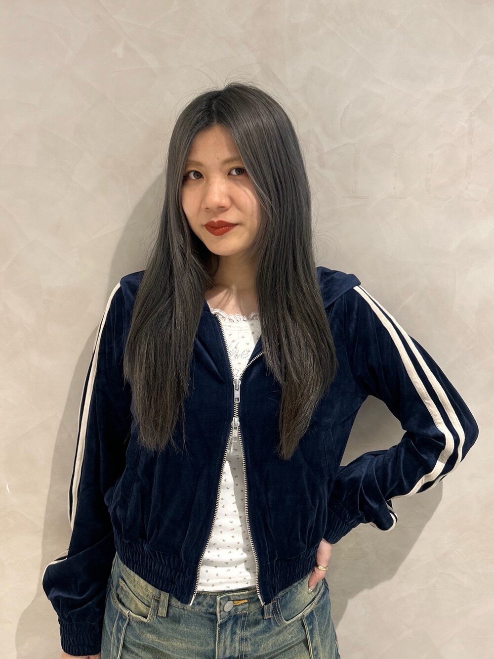 ブルー系のデニムパンツ、ブルー系のパーカー、ホワイト系のタンクトップを着用したレディースの夏コーディネートの4枚目の写真