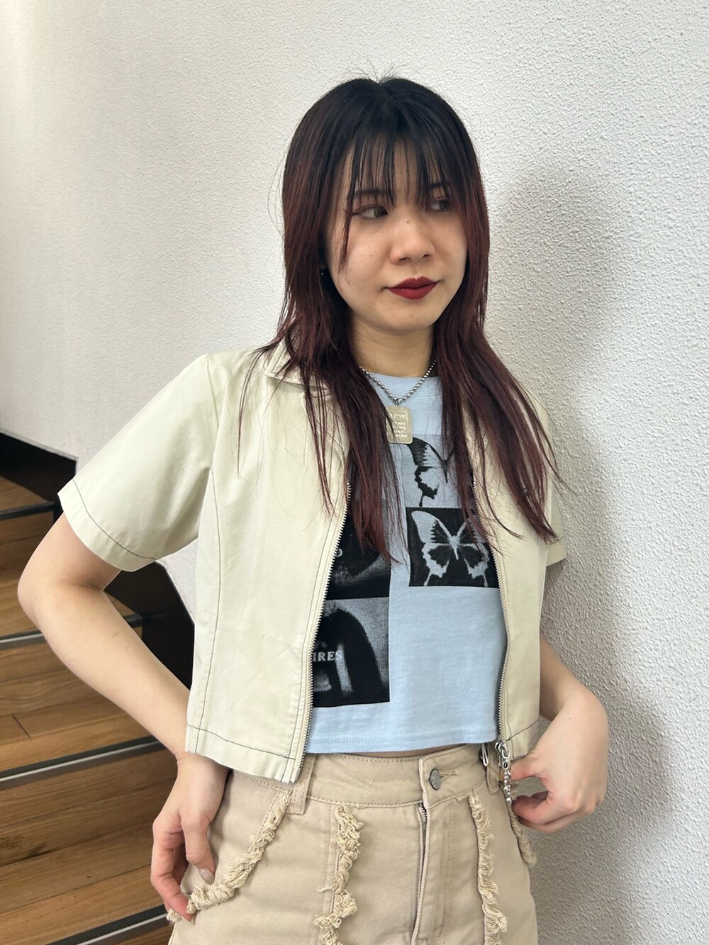 ベージュ系のスカート、ブラック系のブーツ、ブルー系のTシャツ/カットソーを着用したレディースの夏コーディネートの3枚目の写真