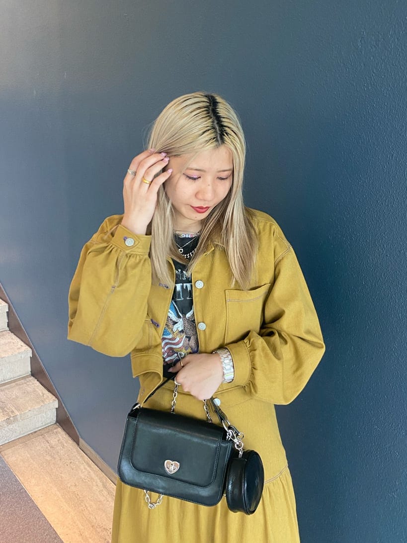 ブラック系のその他シューズ、ブラック系のTシャツ/カットソー、ブラック系のハンドバッグを着用したレディースの秋コーディネートの5枚目の写真